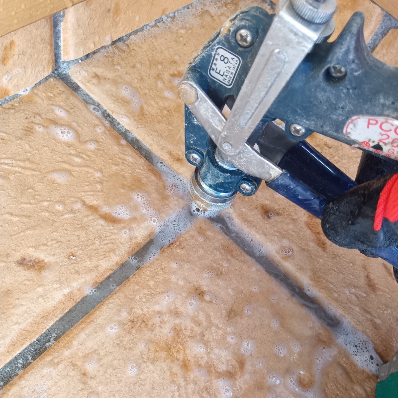 玄関床の目地からシロアリ駆除剤を注入