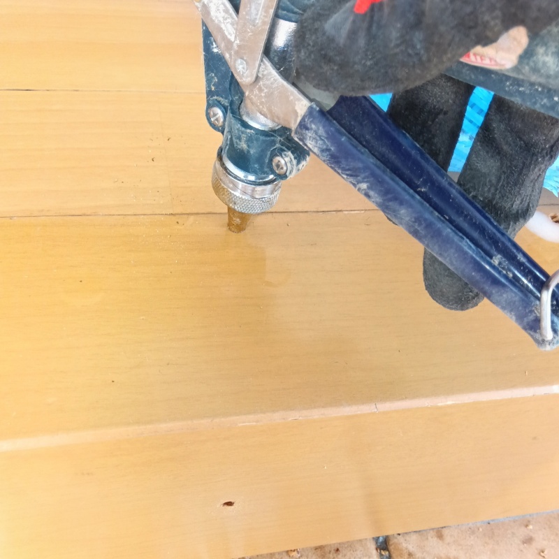 フローリングに穴を開けてシロアリ駆除剤を注入