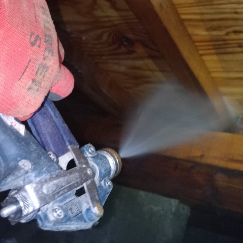 床下木材にシロアリ駆除剤を散布