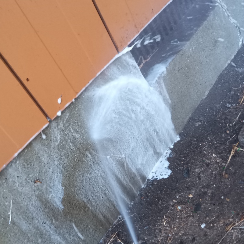 建物外周の土壌にシロアリ駆除剤を散布