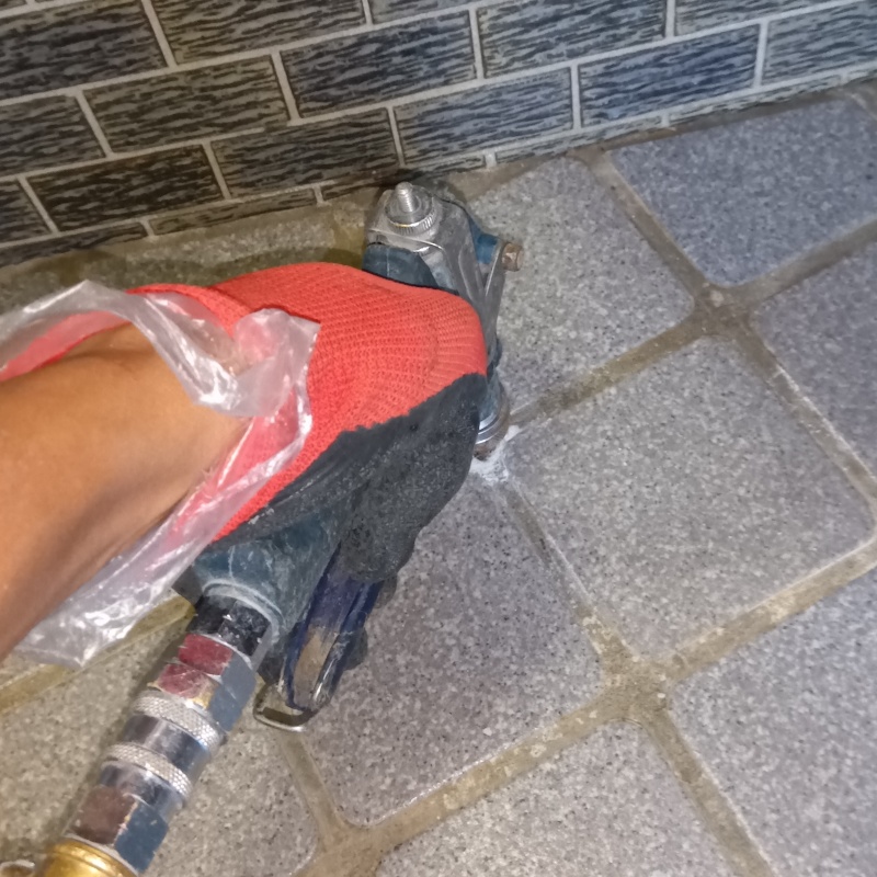 玄関床に穴を開けてシロアリ駆除剤を注入