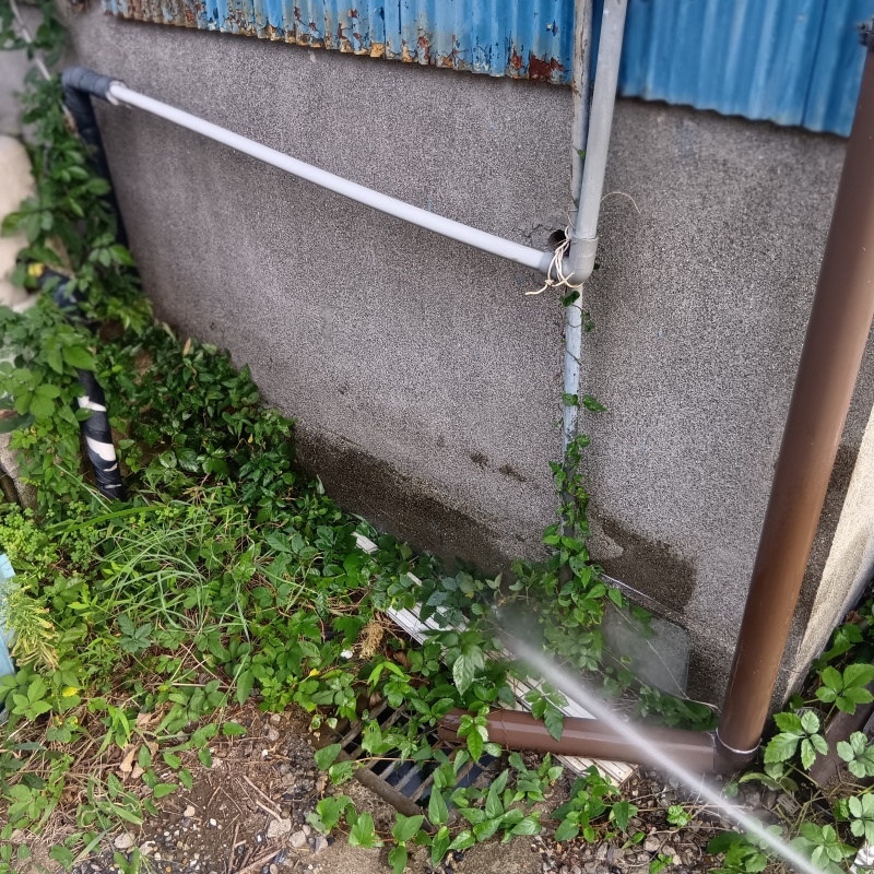 建物外周の土壌にシロアリ駆除剤を散布