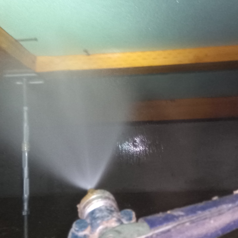 床下断熱材にシロアリ駆除剤を散布