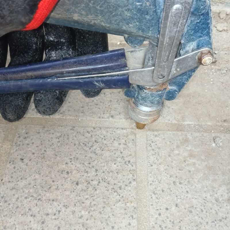 玄関床に穴を開けてシロアリ駆除剤を注入