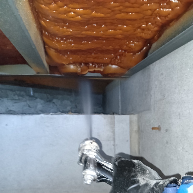 床下木材にシロアリ駆除剤を散布