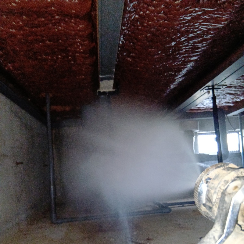 床下断熱材にシロアリ駆除剤を散布