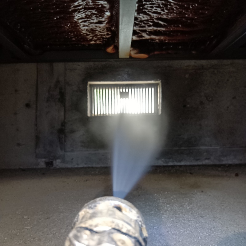 基礎にシロアリ駆除剤を散布