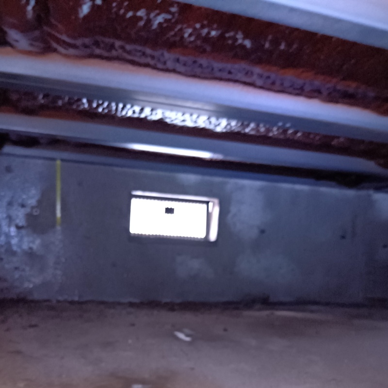 地面・基礎にシロアリ駆除剤を散布した様子