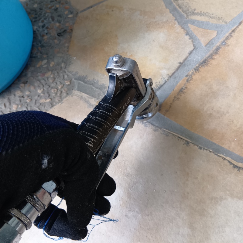 玄関床に穴を開けてシロアリ駆除剤を注入