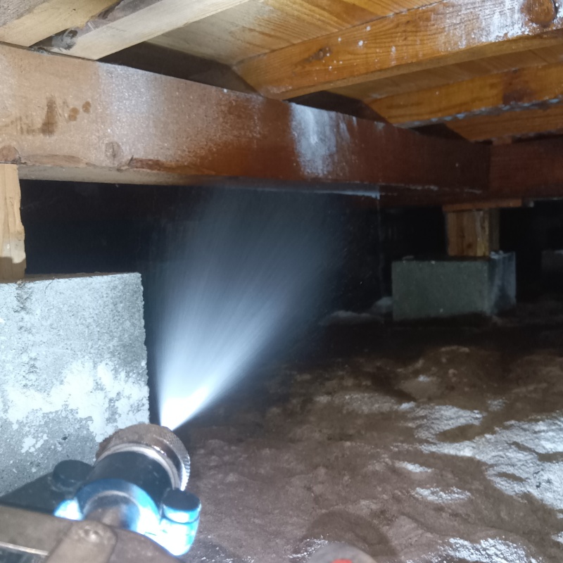 床下木材にシロアリ駆除剤を散布