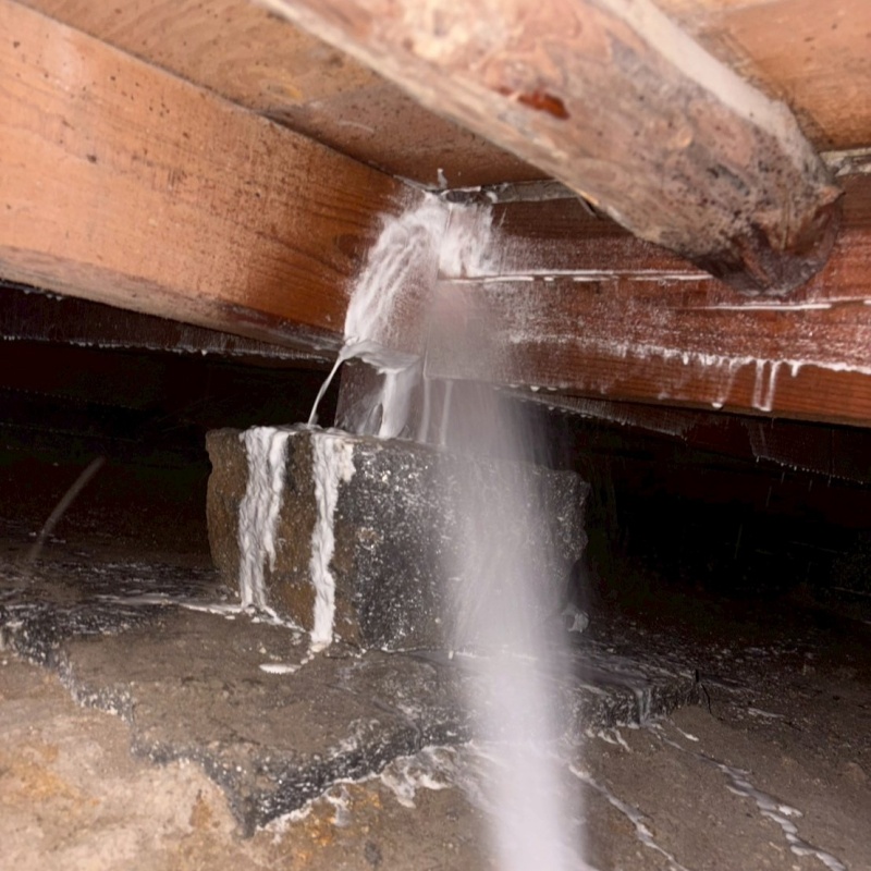 床下木材に防蟻剤を散布