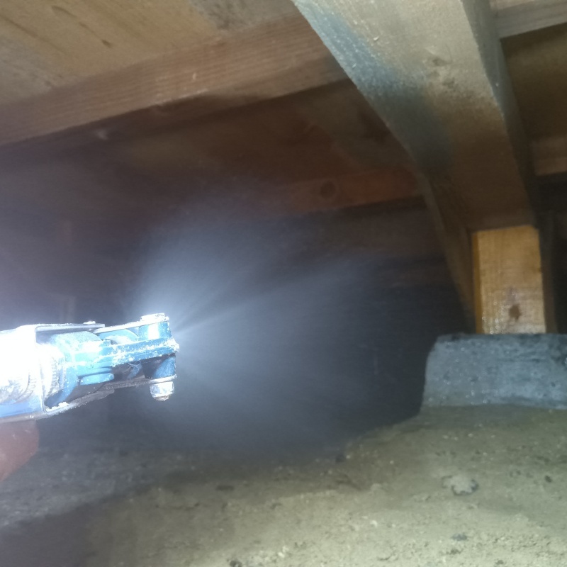 床下木材に防蟻剤を散布