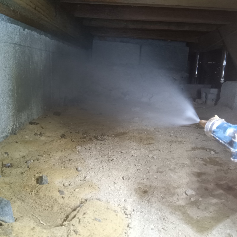 地面・基礎に防蟻剤を吹き付ける様子