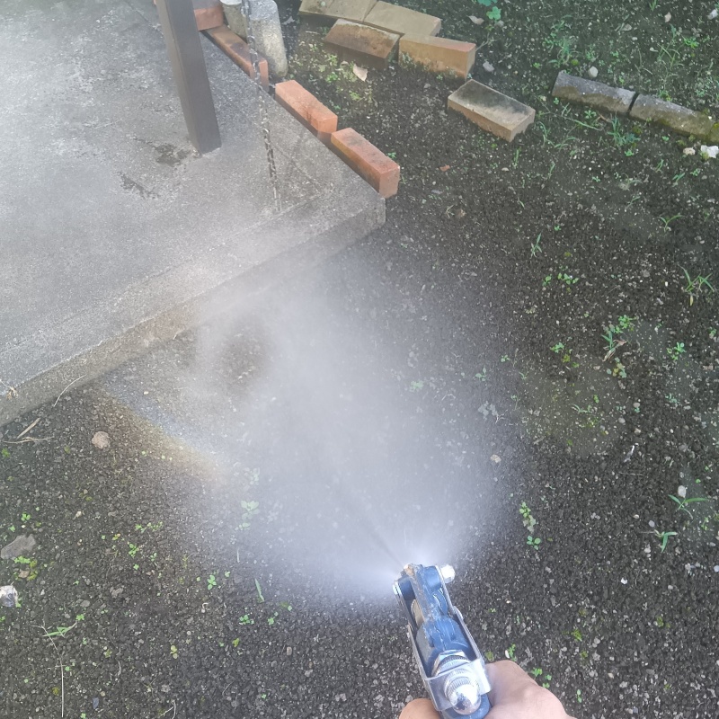 建物外周の土壌に防蟻剤を散布