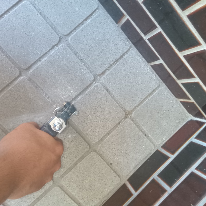 トイレ床に穴を開けて防蟻剤を注入