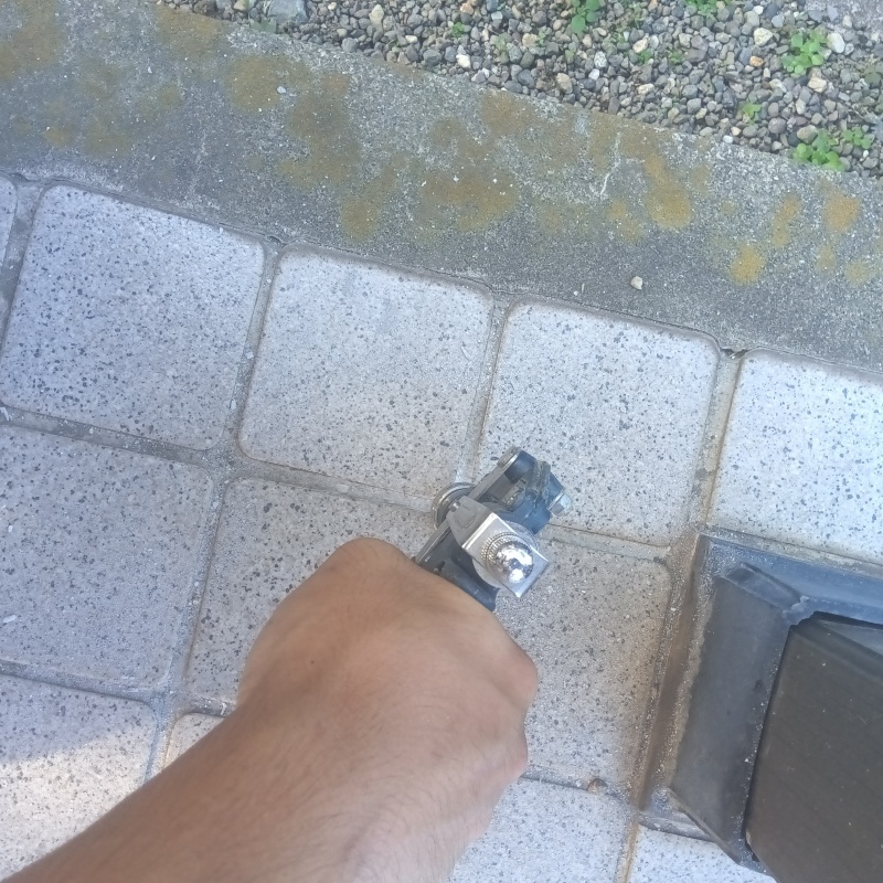 玄関床に穴を開けて防蟻剤を注入