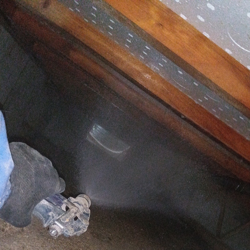 床下木材に防蟻剤を散布