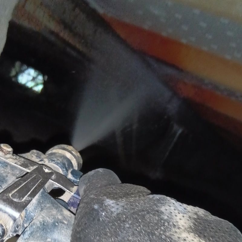 床下断熱材に防蟻剤を散布