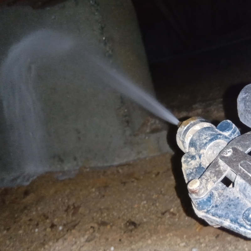 基礎に防蟻剤を散布