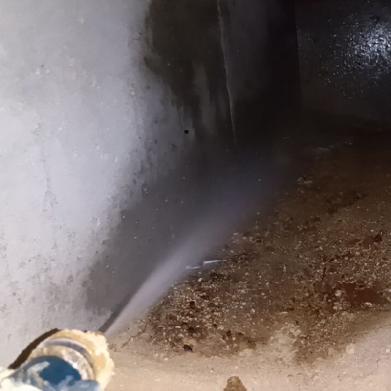 地面に防蟻剤を散布