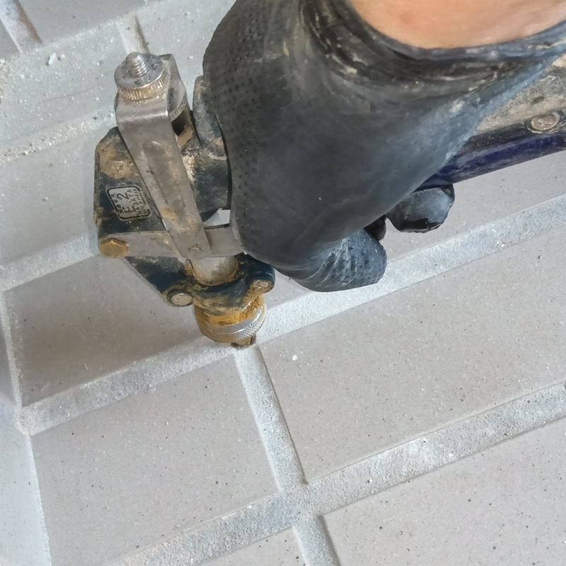 玄関床に穴を開けて防蟻剤を注入