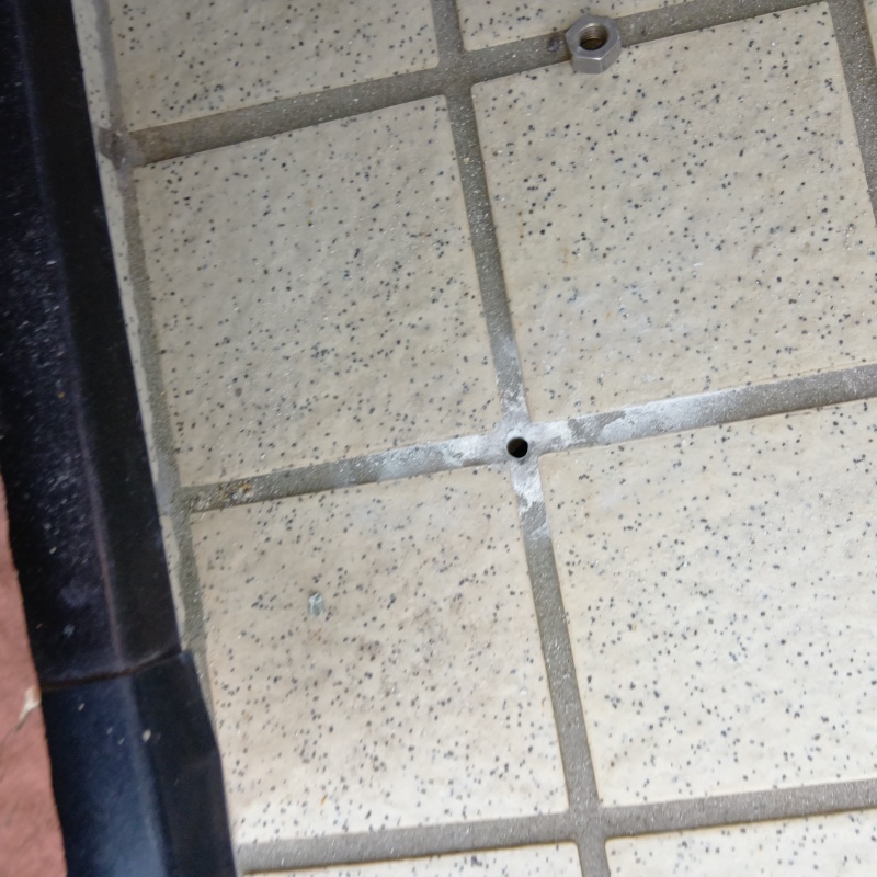 シロアリ駆除剤を注入するための穴を開けた様子