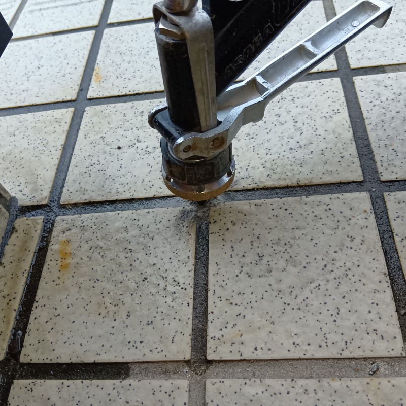 玄関床の目地からシロアリ駆除剤を注入