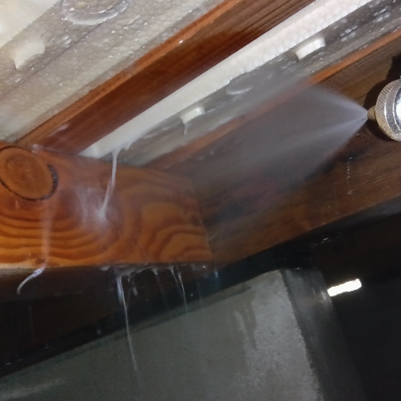 床下木材に防蟻剤を散布