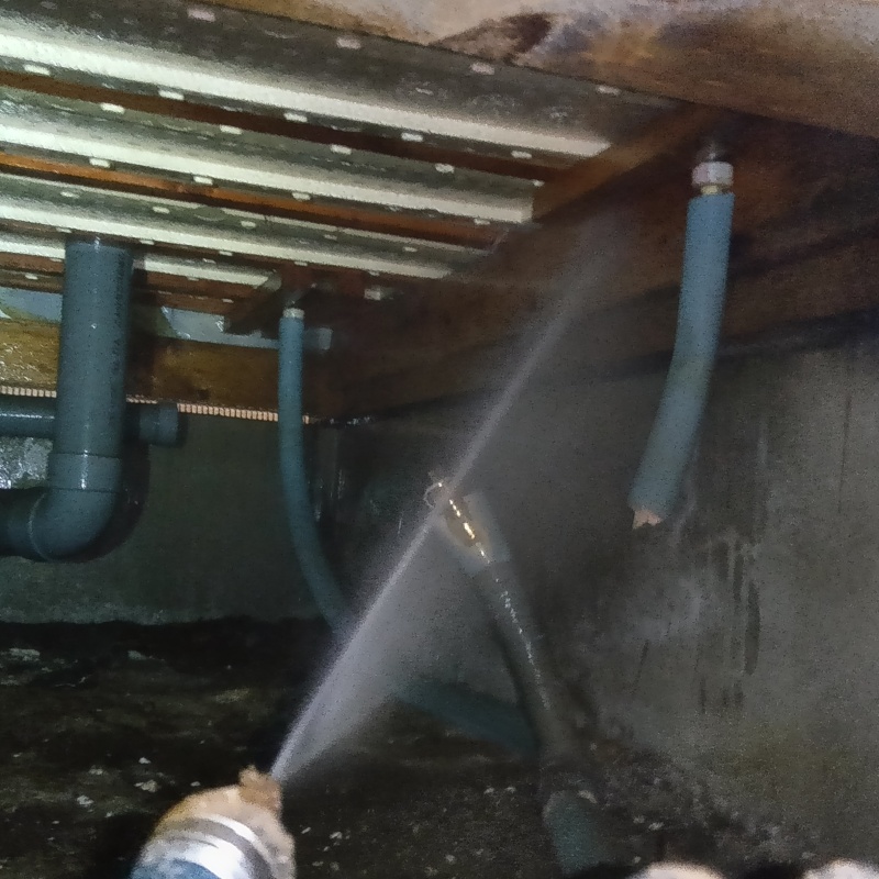 床下断熱材に防蟻剤を散布