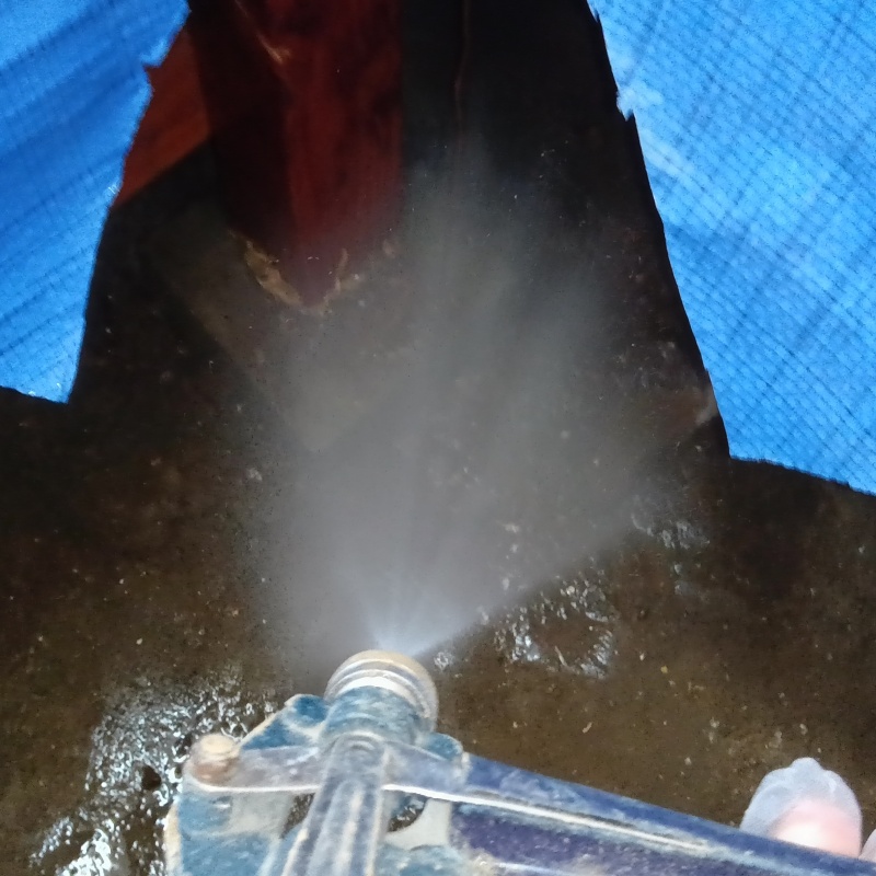 地面に防蟻剤を散布