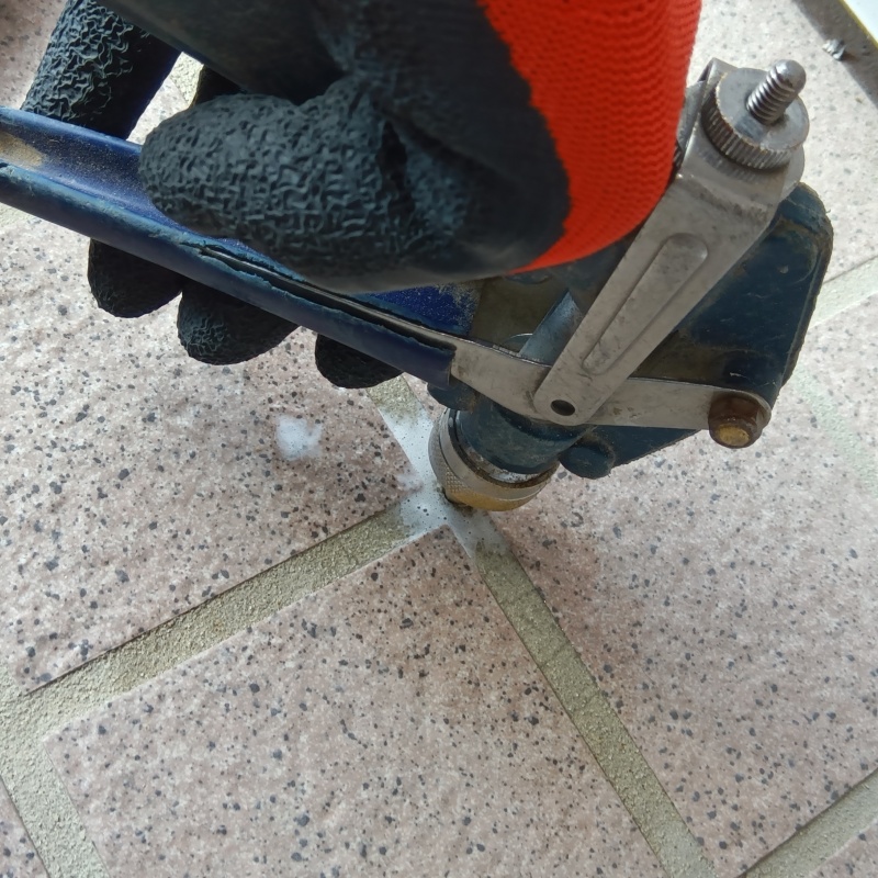 玄関床に穴を開けて防蟻剤を注入