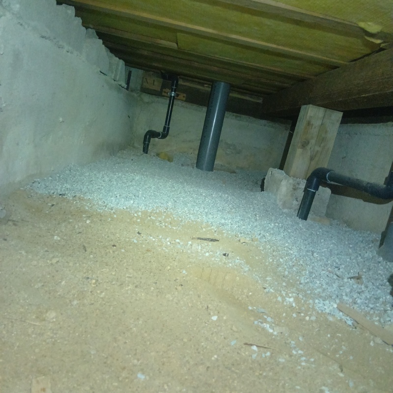 床下に調湿剤を敷いている様子