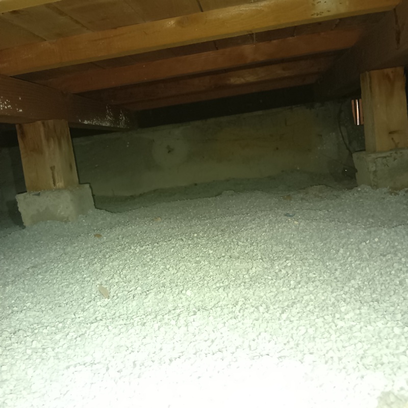 調湿剤で床下の環境を整えている様子