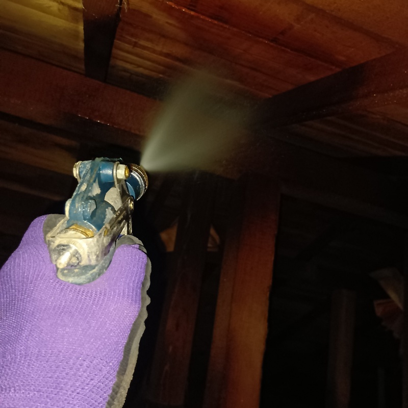 床下木材にシロアリ駆除剤を散布