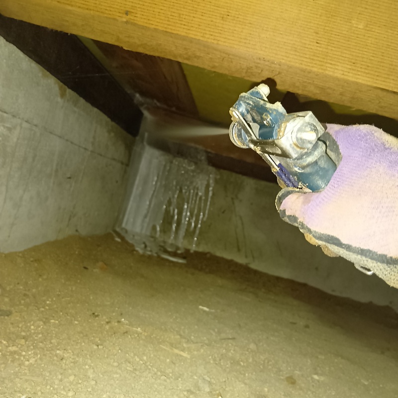 基礎にシロアリ駆除剤を散布