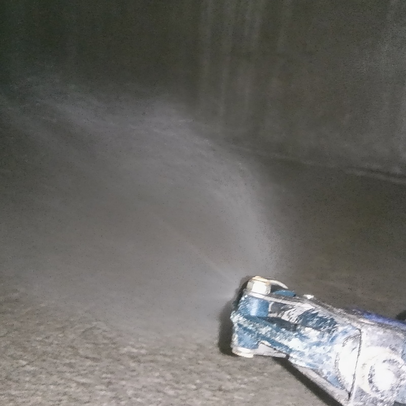 地面に防蟻剤を吹き付ける様子