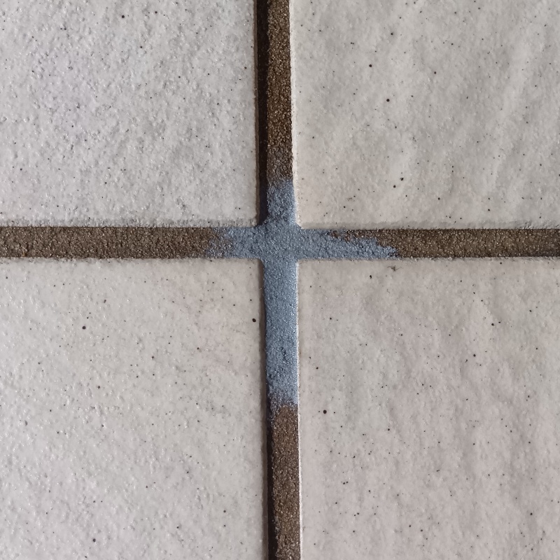 開けた穴を補修