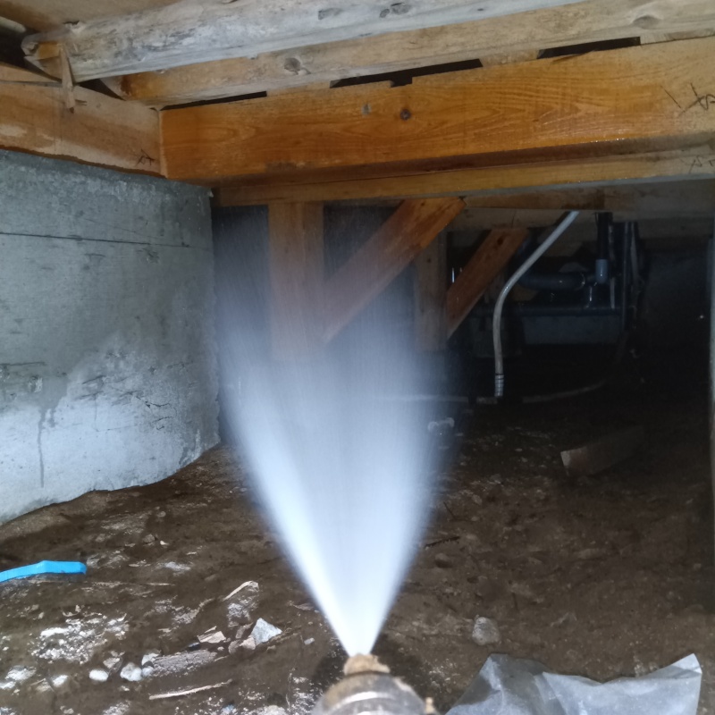 床下木材にシロアリ駆除剤を散布