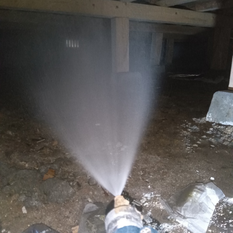 地面にシロアリ駆除剤を散布