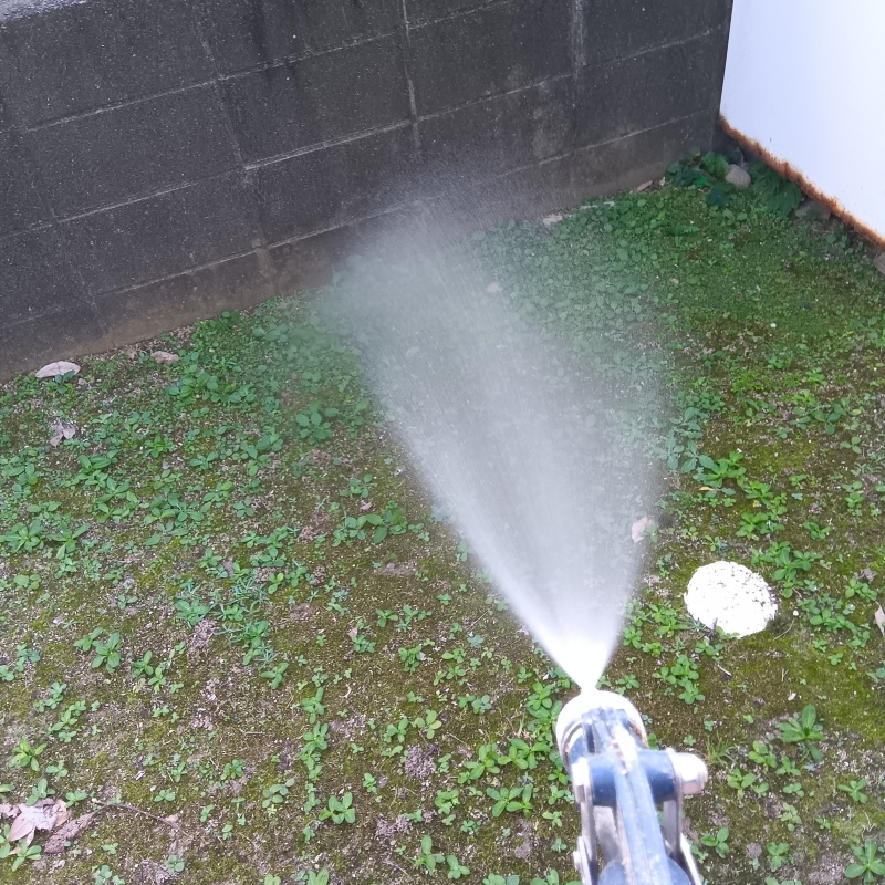 建物外周の土壌にシロアリ駆除剤を散布