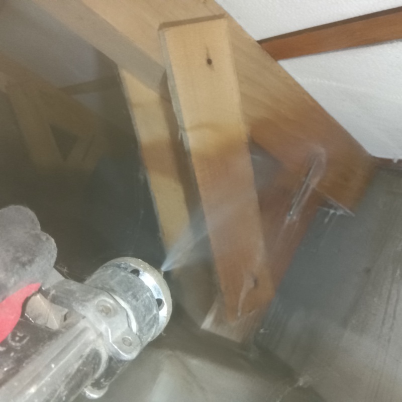 床下断熱材にシロアリ駆除剤を散布