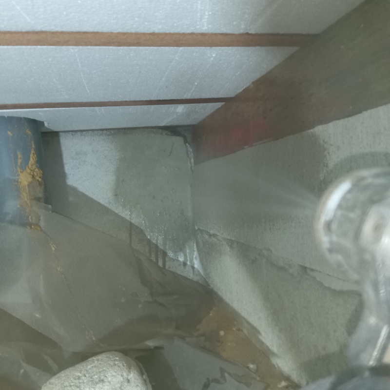 基礎にシロアリ駆除剤を散布