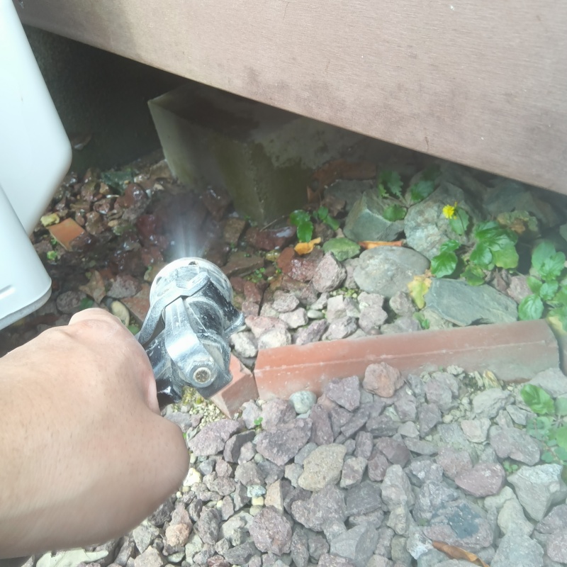 建物外周の土壌にシロアリ駆除剤を散布