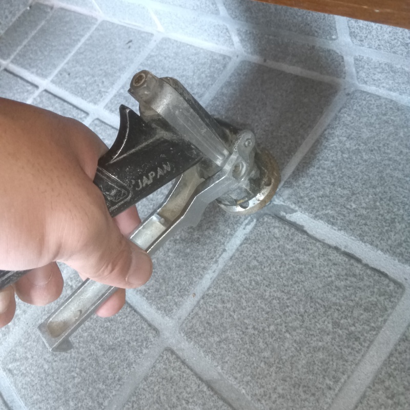 玄関床に穴を開けてシロアリ駆除剤を注入