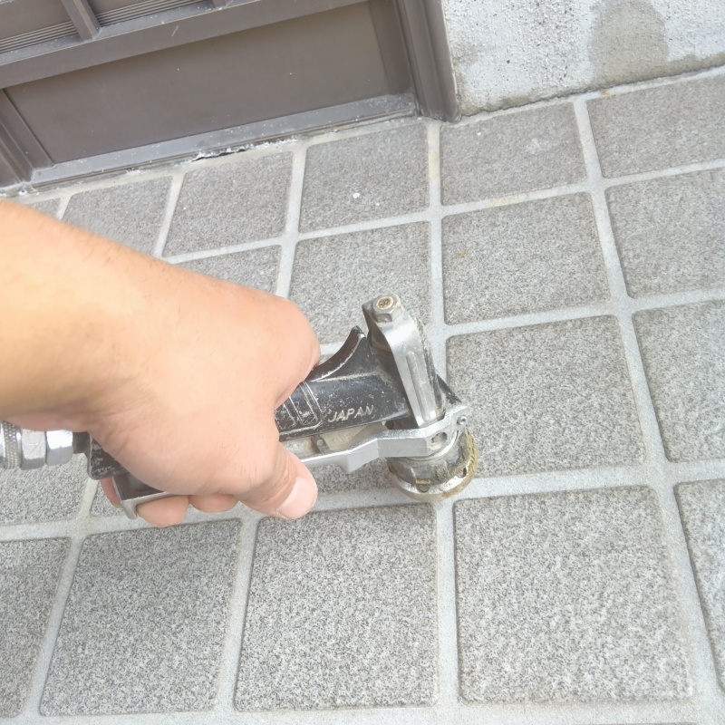 玄関床の目地からシロアリ駆除剤を注入