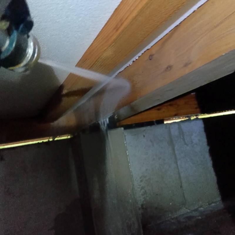 床下木材に防蟻剤を散布