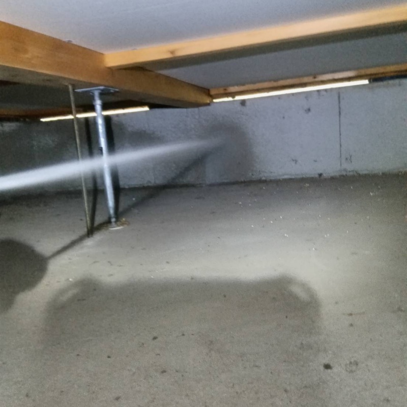 基礎に防蟻剤を散布