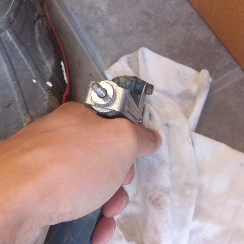 玄関床に穴を開けて防蟻剤を注入