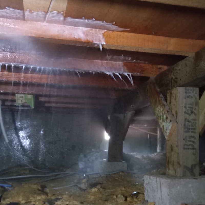 床下木材にシロアリ駆除剤を散布