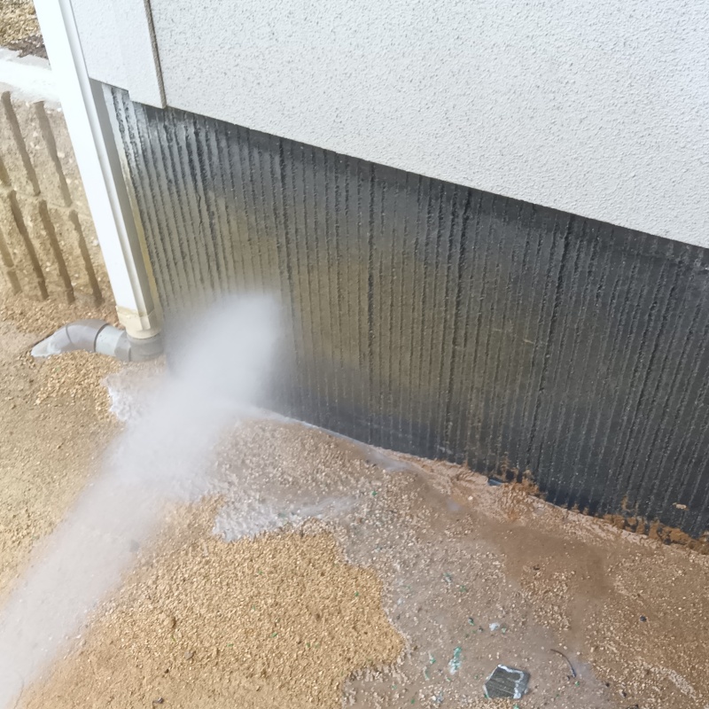 建物外周の土壌にシロアリ駆除剤を散布